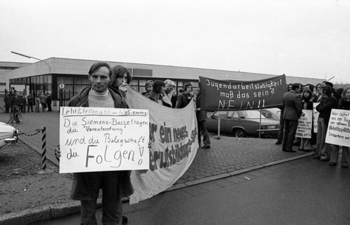 Apprentices of the Siemens company, called by the SDAJ, demonstrated on 23.11.1974 in Kamp-Lintfort