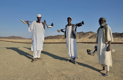 Gold seekers with metal detectors, near Abu Sara, Nubia, Sudan, Africa