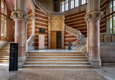 Interior view of the hall and corridors in the main building in the Hospital de la Santa Creu i