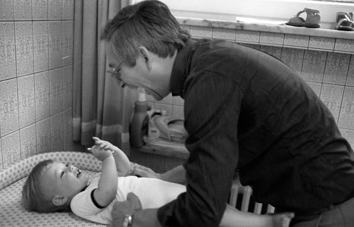The care of a small child by the father was rather rare in 1980, as here on 24.06.1980 near