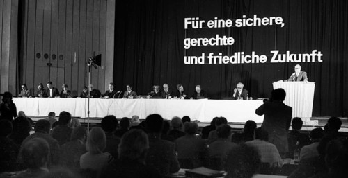 Peace and disarmament are the topics of a conference of the peace movement on 08.12.1974 in Bad