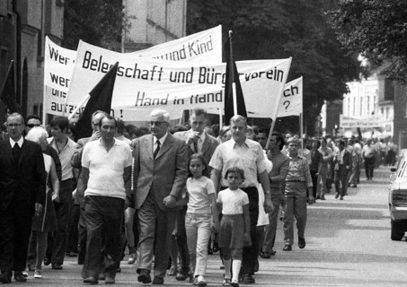 With black flags, mourning and anger, workers of Delog, a factory for flat glass, demonstrated in
