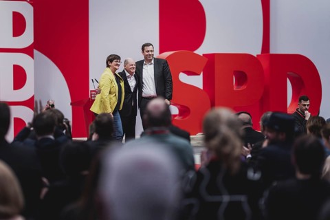 (L-R) Saskia Esken, SPD-Parteivorsitzende, Olaf Scholz (SPD), Bundeskanzler, und Lars Klingbeil,