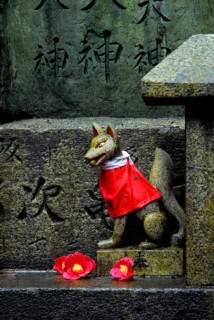 Fox statue with rice ball, Fushimi Inari Taisha shrine, Kyoto, Japan, Asia