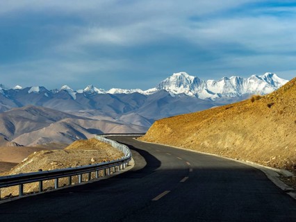 Road with a view of the mountain range of the eight-thousand metre peaks, Tibet, China, Asia
