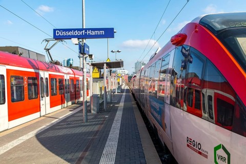 S-Bahn station, Düsseldorf-Hamm stop, Düsseldorf city centre skyline, Media Harbour, local train