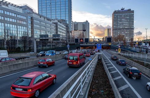 Motorway A40, Ruhrschnellweg, in Essen, junction Essen-Zentrum, city skyline, Ruhrschnellweg