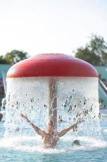 From now on, topless bathing and swimming is allowed in the swimming pools of the city of Dresden.