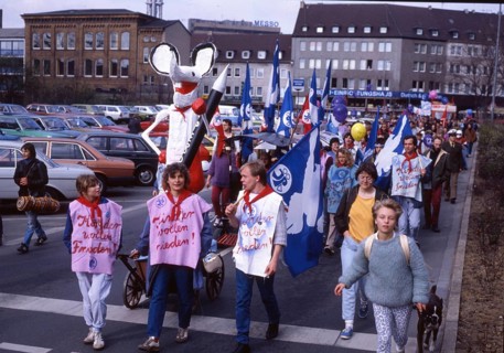 DEU, Germany: The historical slides from the 80-90s, Ruhr area.peace movement. Easter March 84-5