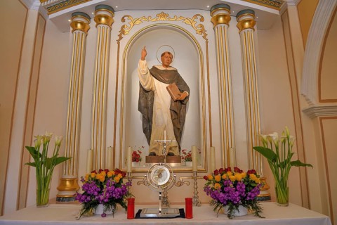 Figure of San Vicente above the altar of the Ermita de San Vicent chapel in Cautivador or
