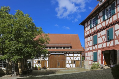 Gomaringen Castle, castle courtyard, paving stones, windows, green shutters, former parish