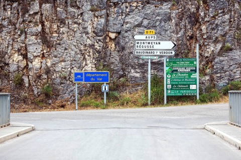 Signpost near dam at Lac de Sainte-Croix, Provence-Alpes-Côte d'Azur, Provence, France, Europe