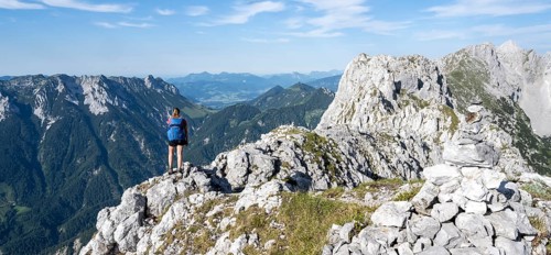 Mountaineer on a ridge path, traversing the Hackenköpfe, behind summit, Scheffauer, rocky mountains