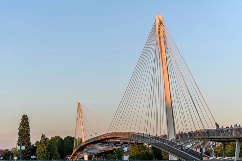 Die Deux-Rives-Fußgängerbrücke zwischen Deutschland und Frankreich in Kehl und Straßburg, ein
