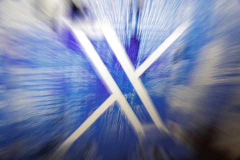 Symbolfoto: Das neue X Logo von Twitter auf der Startseite des Anbieters ist auf einem Bildschirm