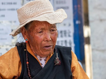 Old Tibetan woman, pilgrim in Xigaze, Tibet, China, Asia