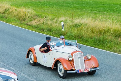 A drive for vintage vehicles. Skilful handling of the vehicle, finding the route by means of the