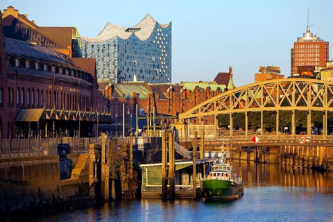 Customs canal with the ship of the Customs Museum of the Kornhaus Bridge and the Elbphilarmonie,