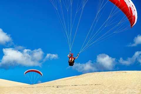Two paragliders in flight, take-off on a dune, coastal take-off on the Dune du Pilat, view from