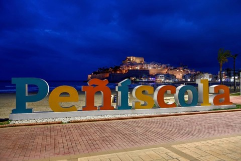 Sign Peñíscola at the promenade, blue hour, Peñíscola, province Castellón, Costa del Azahar, region