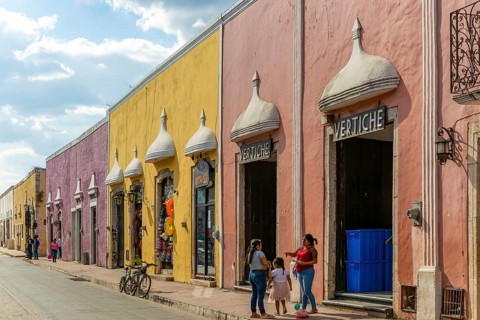 Shops including Vertiche in historic Spanish colonial buildings city centre, Valladolid, Yucatan,