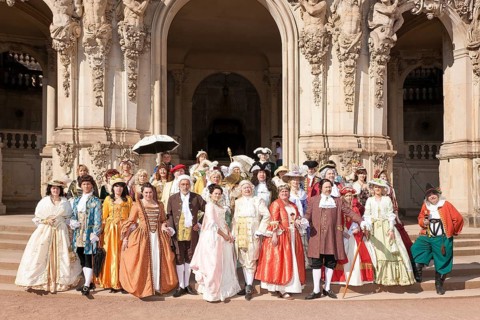 Baroque performers in the Zwinger, the tradition of past festivities and court ceremonies at the