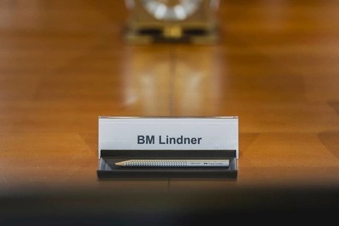 Namensschild von Christian Lindner (FDP), Bundesminister der Finanzen, aufgenommen im Rahmen der