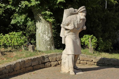 Sculpture winegrower by Adolf Bernd 1936, Hottenträger, Buttenträger, harvest helper, man, figure,