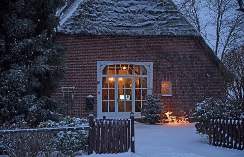 Europe, Germany, Lower Saxony, Stade district, snow, thatched house in winter, Christmas time, view