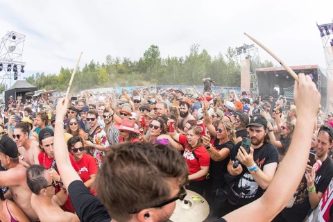 Flo Hagmüller, drummer of the band Schmutzki and fans on the beach in front of the Becks Beach