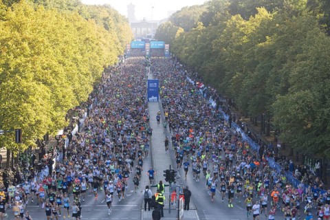 Runners after the starting signal on Straße des 17. Juni at the 50th BMW Berlin Marathon 2024 on