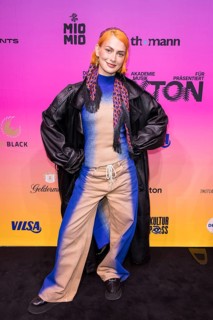 Alli Neumann on the red carpet in front of the Polyton 2024 award ceremony in Berlin's Atelier