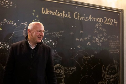 Kai Wegner, Governing Mayor of Berlin, in front of a board with the inscription Wonderful Christmas