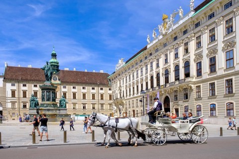 Horse-drawn carriage in front of the Emperor Franz Monument, In der Burg, Hofburg Imperial Palace,