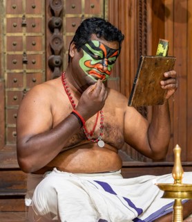 Kathakali dancer applying make-up, Fort Kochi, Cochin, Kerala, India, Asia