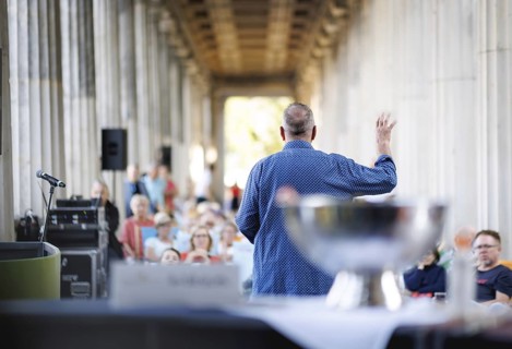 Reading by Ulrike C. Tscharre and live music at the Kolonnaden Bar on Museum Island in Berlin,