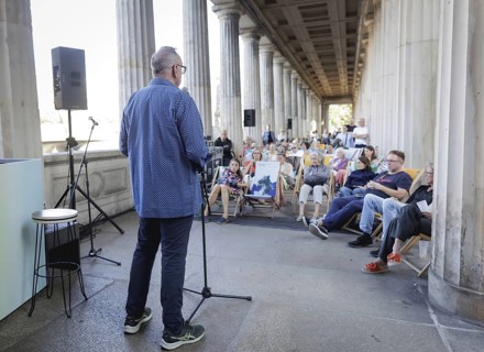 Reading by Ulrike C. Tscharre and live music at the Kolonnaden Bar on Museum Island in Berlin,