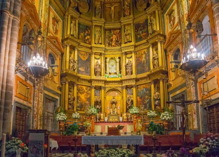 Opulent dekorierter Kirchenaltar mit Gemälden und Blumen, Wallfahrtskirche und Kloster, Real