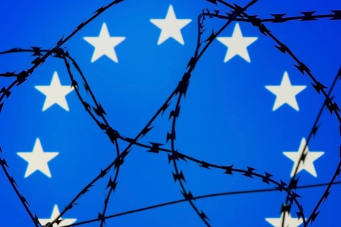 Symbolic image, migration, defence against refugees wanting to enter the EU, barbed wire overarches