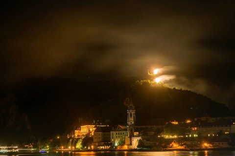 A firefall pours over the walls of the Dürnstein ruins, Rossatz-Arnsdorf, Lower Austria, Austria,