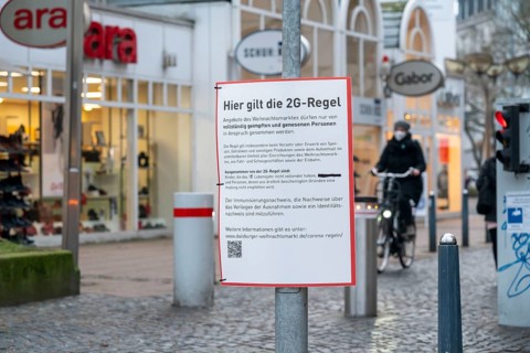 Christmas market in the city centre, Königsstrasse, during the fourth Corona wave, 2G regulation,