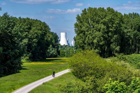 Rhine meadows near Duisburg-Beeckerwerth, footpath, cycle path on the Rhine dyke, view of the STEAG