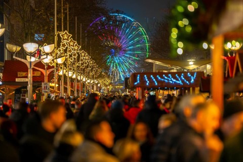 Christmas market on Königsstraße in the city centre of Duisburg, pre-Christmas season, Christmas