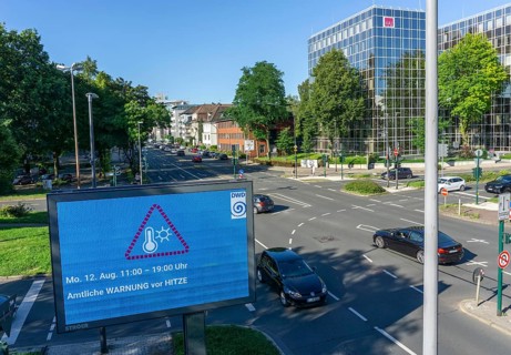 Official warning of heat, from the German Weather Service DWD, on digital billboard, from Ströer,