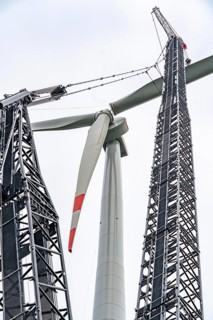 Erection of a wind turbine, wind energy plant, assembly of the third blade, with a crawler lattice