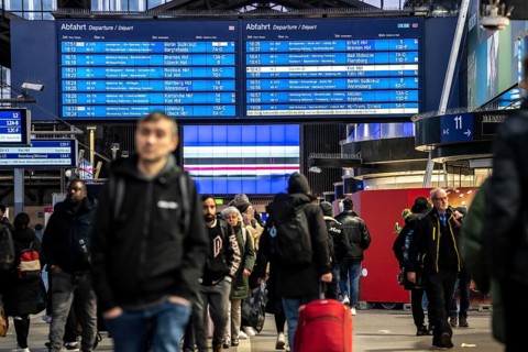 Display boards at Hamburg central station, evening rush hour, in front of another GDL, train