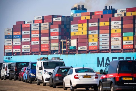Harbour tugs bring the container freighter Madison Maersk from its berth at the RWG Container