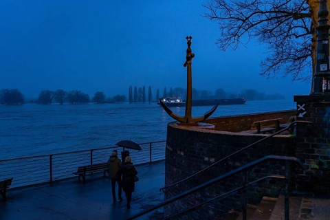 High water on the Rhine at Düsseldorf-Kaiserswerth, foggy weather, riverside paths and Rhine