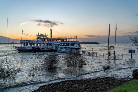 Rhine floods, riverbank promenade in Wesel, some of the river water is already spilling onto the
