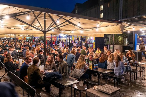 Streetfood Market Bröns Gadekøkken, on Inderhavnsbroen between Christianshavn and Nyhavn, many